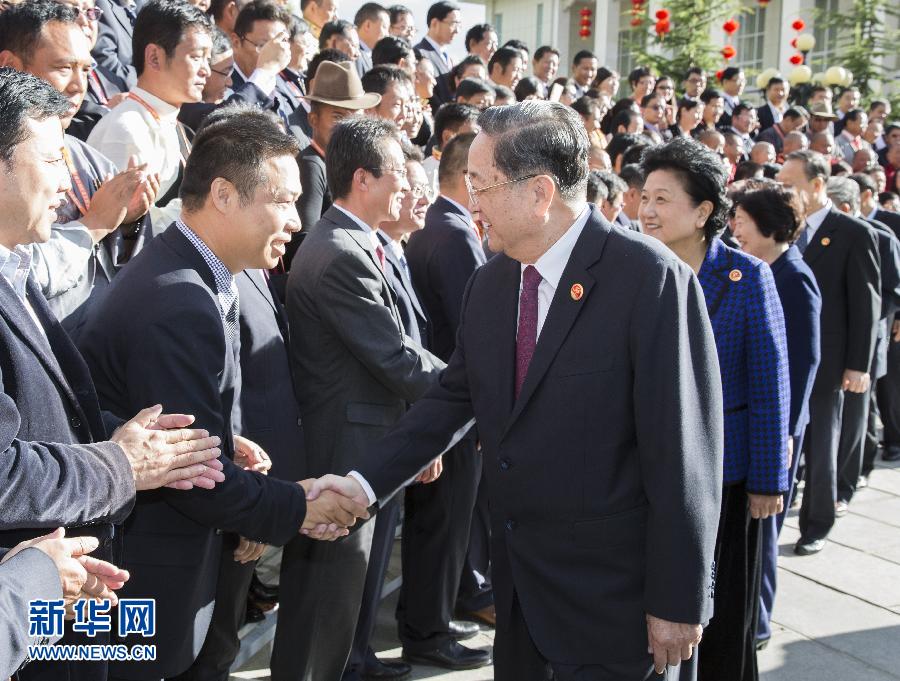 9月7日,中共中央政治局常委、全国政协主席、中央代表团团长俞正声在西藏人民会堂会见西藏自治区各族各界群众代表和援藏干部,并与他们合影留念。新华社记者 黄敬文 摄