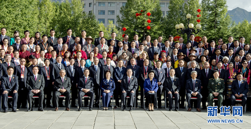 9月7日，中共中央政治局常委、全国政协主席、中央代表团团长俞正声在西藏人民会堂会见西藏自治区各族各界群众代表和援藏干部，并与他们合影留念。新华社记者 谢环驰 摄