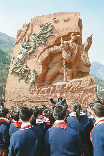 宝兴县"五老"志愿者,退休干部,老战士,老党员李崇刚给小学生讲述红军